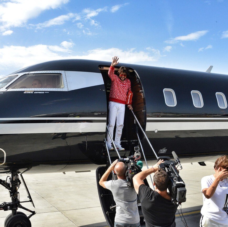 Фото 1. Киркоров выходит из частного самолета