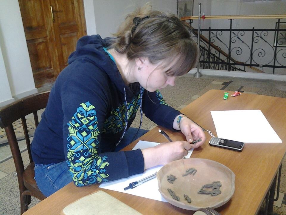 На фото процесс зарисовки фигурок в музее г. Гори. Виден типичный размер фигурок. Они помещаются в руке.