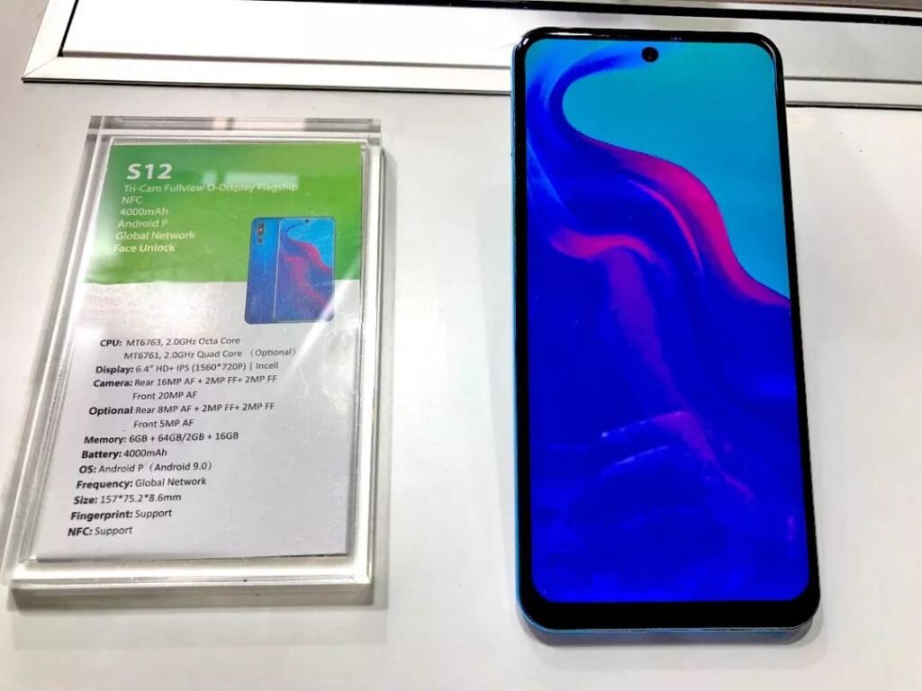 Сзади расположилась двойная камера, имеется батарея на 3300 мАч, Андроид 9. Таким образом, устройство имеет все составляющие современного, продвинутого и привлекательного смартфона.
Что же касается Leagoo S12, то здесь нас ждало кое-что новое - дисплей нового поколения с перфорированным отверстием для камеры. За счет этого на дисплее появляется дополнительное свободное пространство. Диаметр отверстия - 3,1 мм, он находится в области строки состояния пользовательского интерфейса, так что вписывается вполне гармонично и не мешает отображению необходимой информации и изображений на телефоне.
Сзади у S12 находится три камеры, а батарея имеет большую емкость по сравнению с моделью-собратом - 4000 мАч.
Leagoo заверили пользователей, что и дальше будут стремиться к тому чтобы предоставлять доступные продукты, а доступный - не значит состоящий из дешевых материалов и плохо работающий. Так что мы ожидаем что компания и дальше будет радовать покупателей прекрасным качеством своих изделий по вполне посильным средствам.
