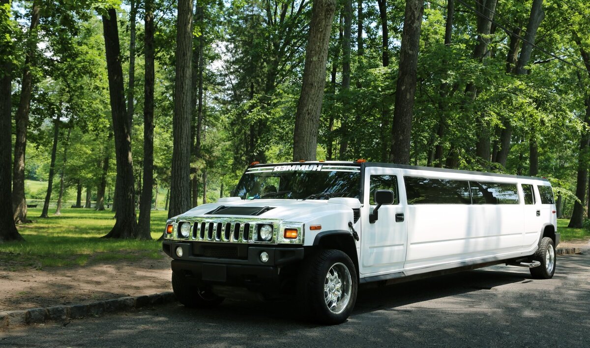 Лимузин Hummer h2 сбоку