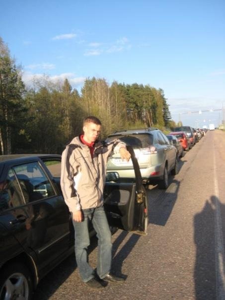 Очереди бывают разные. На этом фото Евро менее 40 рублей и два часа это очень даже не плохо...