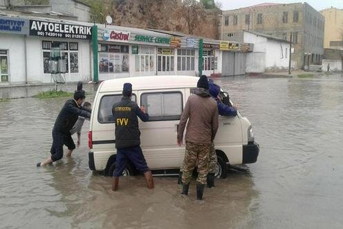  Затопленная улица в Самарканде. Фото с сайта Fvv.uz