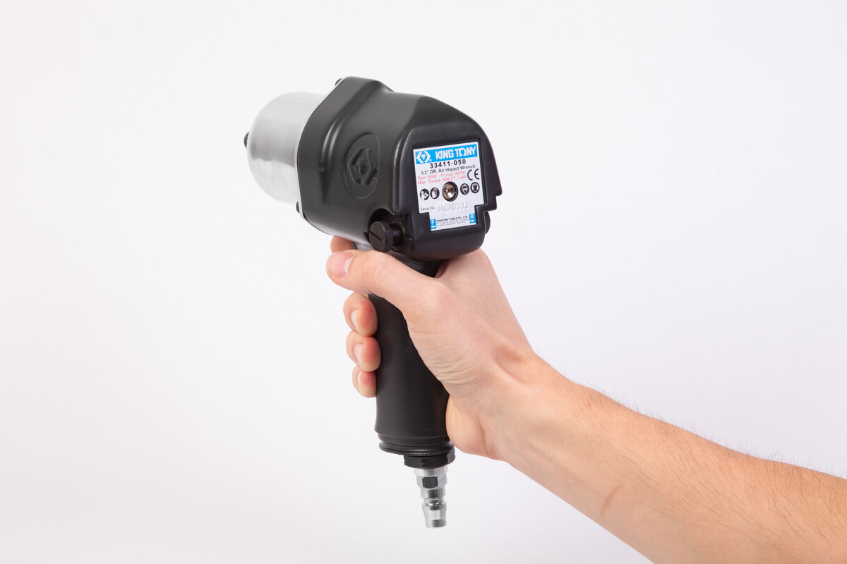 Попробуем же подобрать определённую модель гайковёрта, исходя из вышеописанных параметров. Наш выбор пал на гайковёрт марки King Tony - всемирно известного тайваньского производителя качественного инструмента, как ручного, так и пневматического. Статус компании гарантирует нам качество используемых в сборке материалов и надёжность использования.
