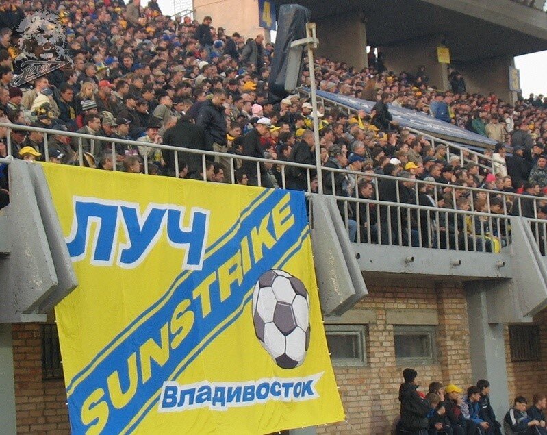 Фото из открытых источников. Полные трибуны стадиона "Динамо" во Владивостоке во время матча футбольного клуба "Луч-Энергия" в 2006 году.