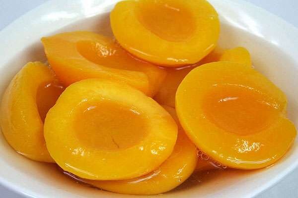 В принципе, есть персики на Луне было довольно символично — их выпуклая сторона и правда похожа на спутник нашей планеты.