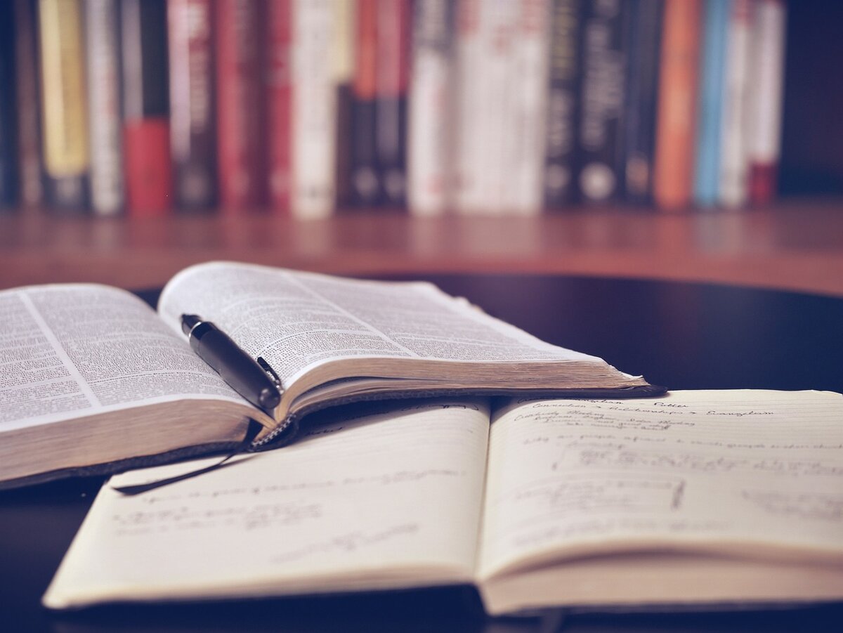 книги хранят древние знания - надо только найти .. эти древние книги