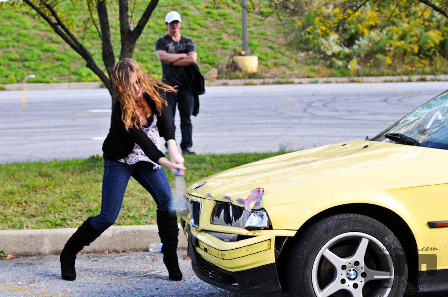 Женщина разбила машину. Девушка бьет машину. Девушки крушат автомобиль. Девушка разбила машину. Девушка и разбитый автомобиль.