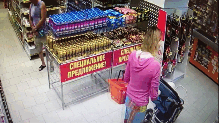 Без спешки выбирает все нужные товары