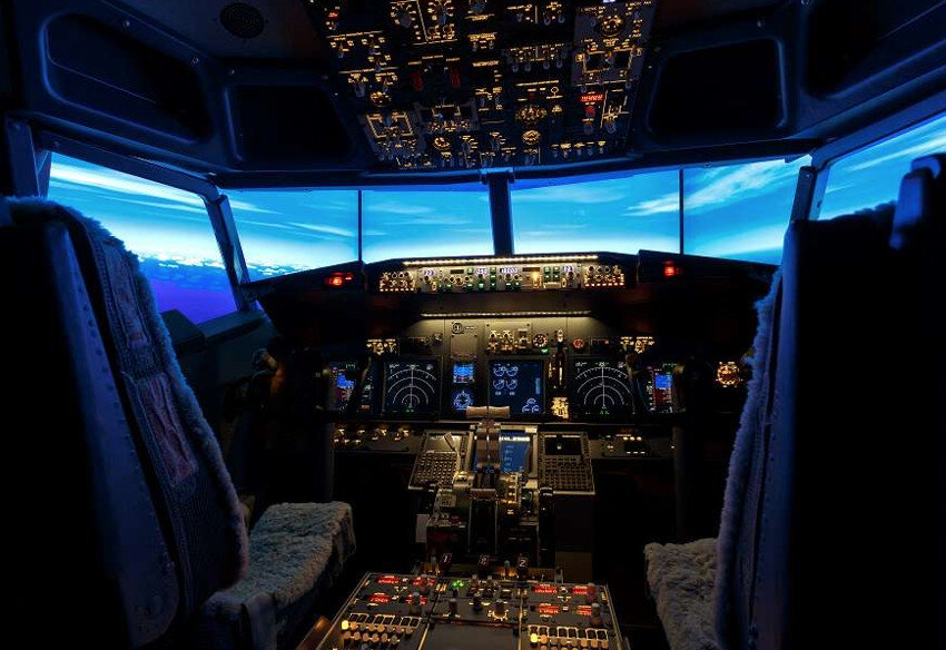 И не просто со стилизованной кабиной, а с полноценным авиасимулятором. Так что можно арендовать номер и почувствовать себя настоящим пилотом.