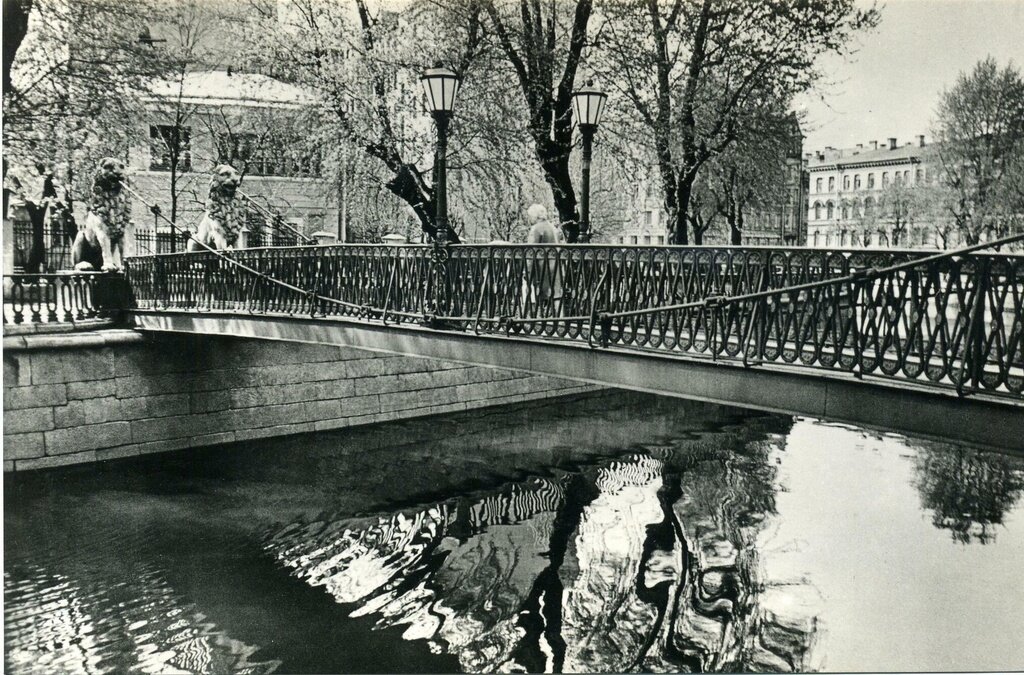 Львиный мостик
Б. Рабинович, май 1972, г. Ленинград, наб. канала Грибоедова, из архива Александра Николаевича Одинокова.
