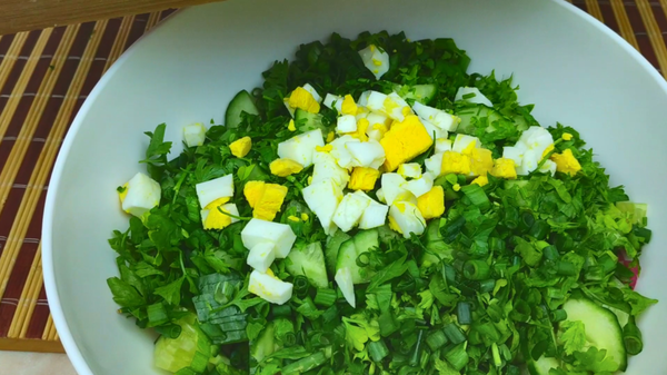 Простой салат из огурцов и редиски. Готовится 5 минут, а какой вкусный