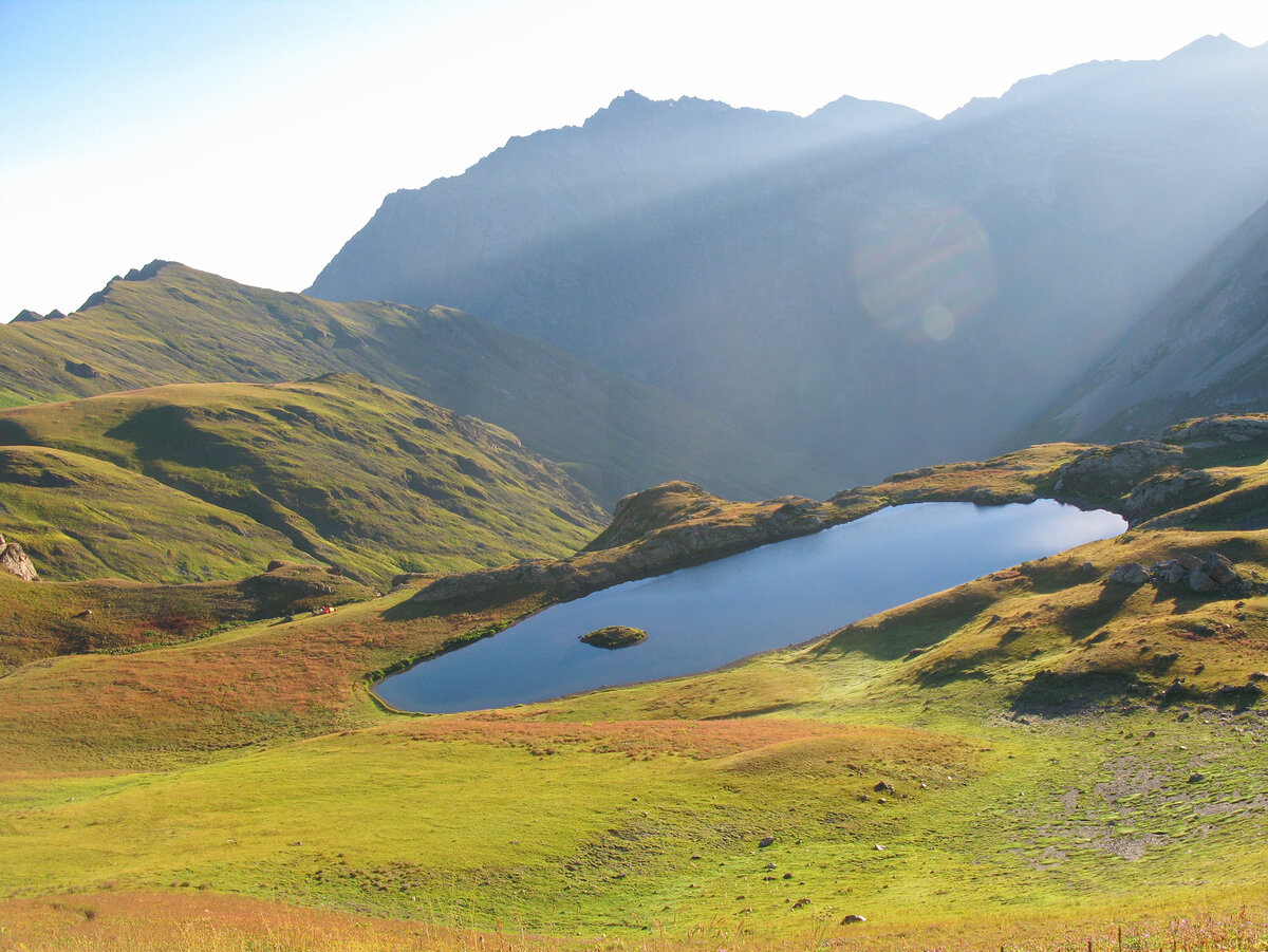 А с этого ракурса видна самая высокая гора Краснодарского края - Цахвоа (3346 м).
