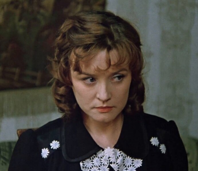 То есть у Катиной мамы на момент рождения дочери была девичья фамилия. Иначе говоря, Катя — дочь матери-одиночки.