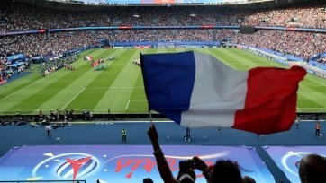 Матч отборочного турнира между национальными командами Франции и Албании начался с задержкой. Причиной тому стал непрофессионализм принимающей стороны.
