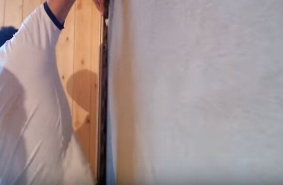 Пришлепнули к стене. Далее либо степлером, либо подпоркой. 