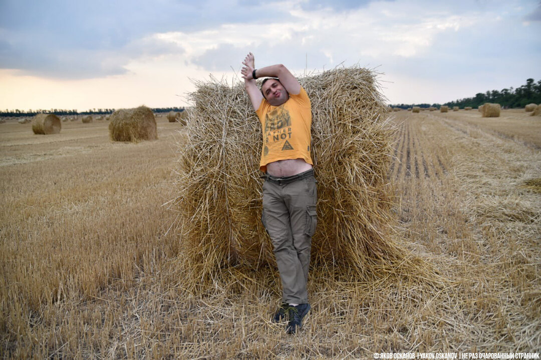 Известный некрасивый блогер сделал горячие фотки в стожках на поле