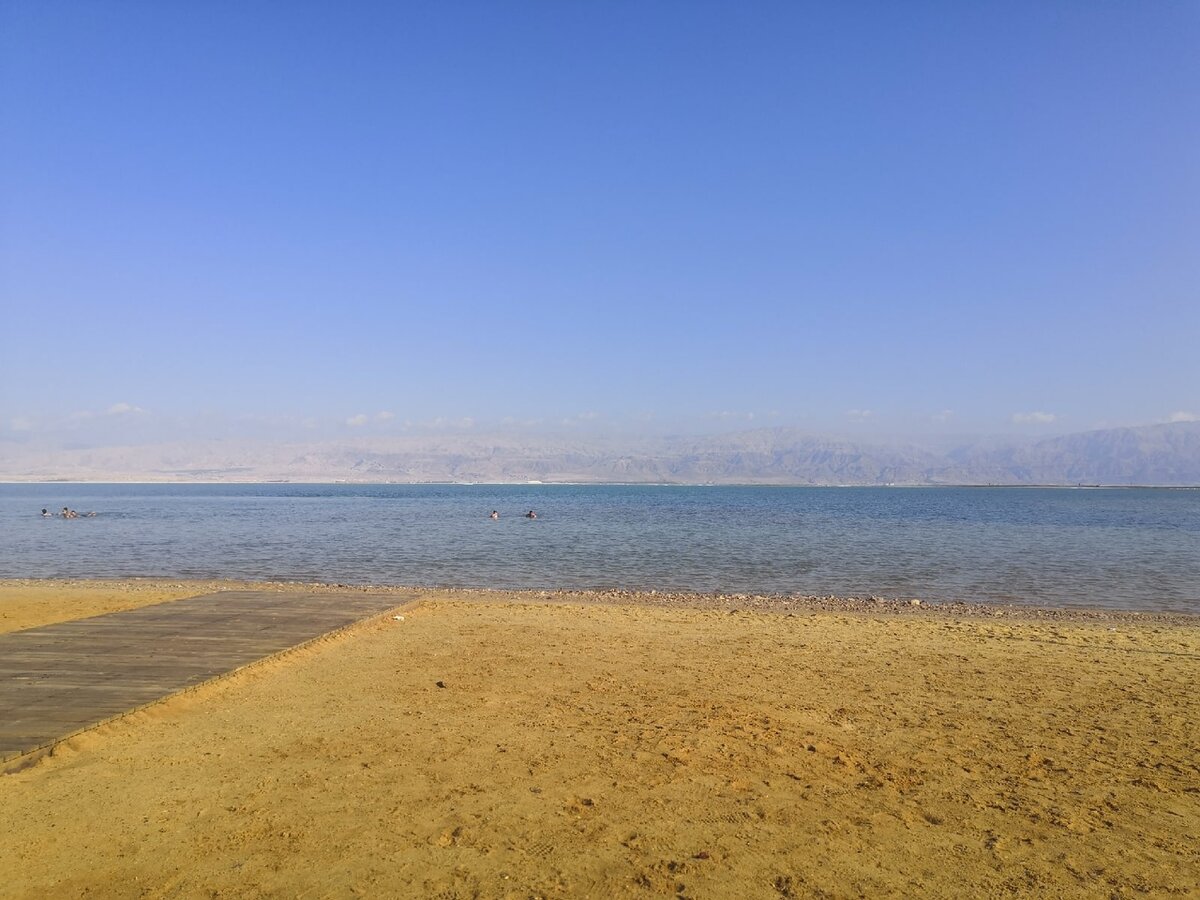 Мертвое море. Противоположный берег - территория Иордании.