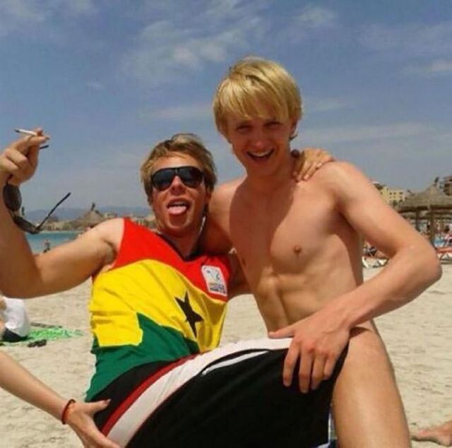 На самом деле это нога человека слева