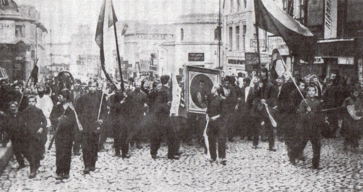 Манифестация в Москве на Тверской улице 28 мая 1915 г., переросшая в погром