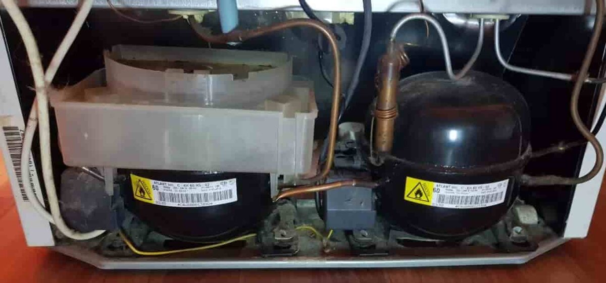 холодильник с двумя компрессорами на одном из них стоит лоток для сбора воды во время оттайки