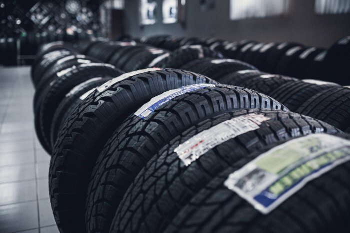 Замена комплекта шин на автомобиле – довольно дорогостоящая процедура. К сожалению, владельцы автомобилей часто сами уменьшают срок службы своих покрышек, приближая тем самым время их замены. О том, какие действия водителя приводят к преждевременному износу резины – читайте далее.