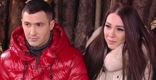 
В частности, Мокроусов считает, что навязывать человеку свои взгляды и заставлять его меняться нельзя, он должен сам приходить к необходимости перемен. Если что-то сильно запрещать, то человек еще больше будет тянуться к этому. Также, ему нравится, что Алена не оскорбляет Илью Яббарова, а всегда говорит по делу.
