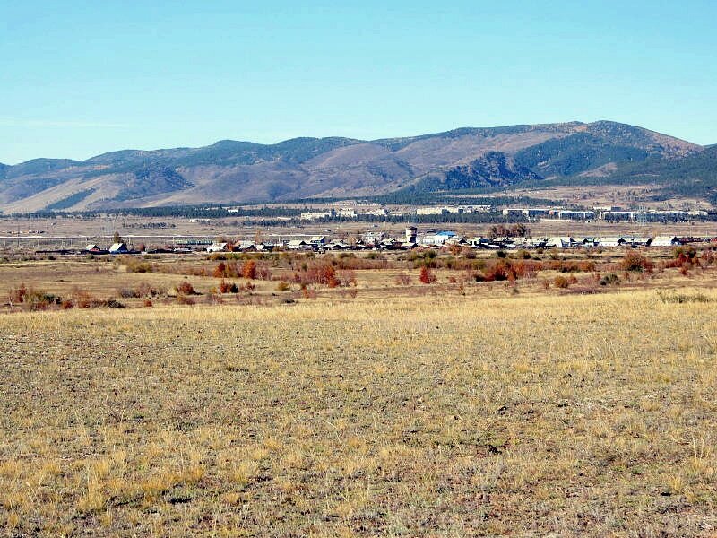 В дали дома офицерского состава поселка Заозерный, -военный городок Гусиноозерского гарнизона. 