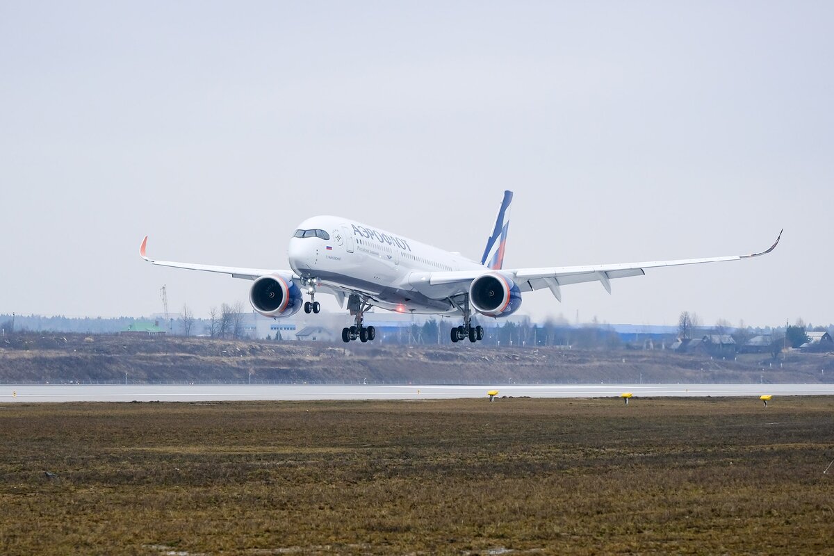 Самолет совершает первый рейс с пассажирами - посадка на ВПП3 в Шереметьево. //Фото автора.