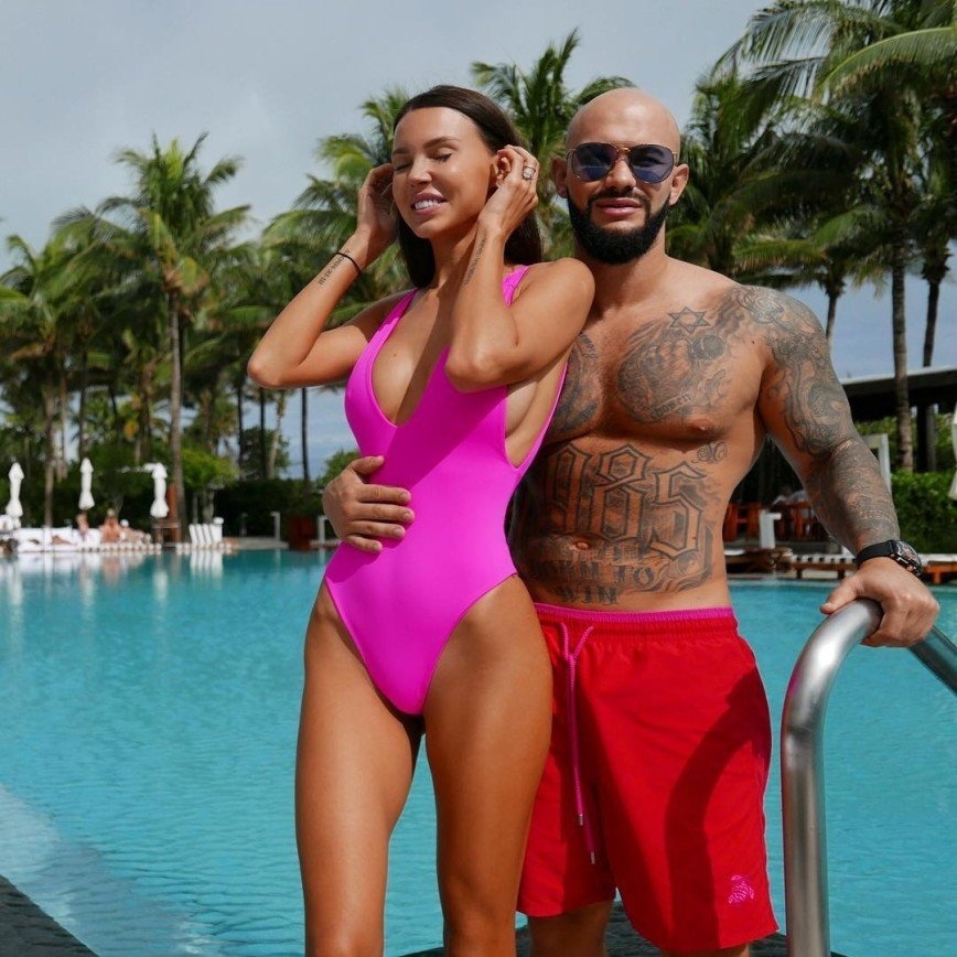 Оксана Самойлова подала на развод. В своем блоге пишет: "Как сложно принимать решения длинною в 10 лет ,когда у тебя 4 маленьких детей.но мне не оставили выбора .я подаю на развод .все 10 лет счастливой семейной жизни были обманом с его стороны,а я просто жила и верила ему,он говорил такие вещи ,клялся здоровьем наших детей,умолял не верить в сплетни и слухи ,клялся что любит только меня и никогда не изменял.столько всего говорил и я верила ,потому что я не способна на такие обманы ,потому что я добрая и наивная.потому что я не понимаю как можно так поступать .потому что мы были счастливы понимаете?по настоящему ,мы не ссорились особо,я видела что он меня любит,у нас все было хорошо,у нас прекрасные дети и была прекрасная жизнь .и я даже представить не могла что при таких раскладах когда вы живете душа в душу,выходя из дома человек может так предавать. Вторую причину вы видите сами на его странице и думаю понимаете что происходит.я всегда была за семью ,за то что бы у детей были мама и папа ,но в нынешней ситуации я просто не могу поступить по другому .я не хочу что бы мои дети видели весь этот ад .Ариела уже все понимает и мое сердце разрывается от боли.лучше пусть будет только мама,чем такое.
все что он сделал с собой и с нашей семьей это его ответственность ,только его .я не знаю когда он будет в состоянии осознать всё что наделал и будет ли вообще .я не знаю что будет завтра или через месяц .я не знаю как буду я с 4 детьми.но мне придётся быть сильной ,и скорее всего сильнее чем когда-либо"