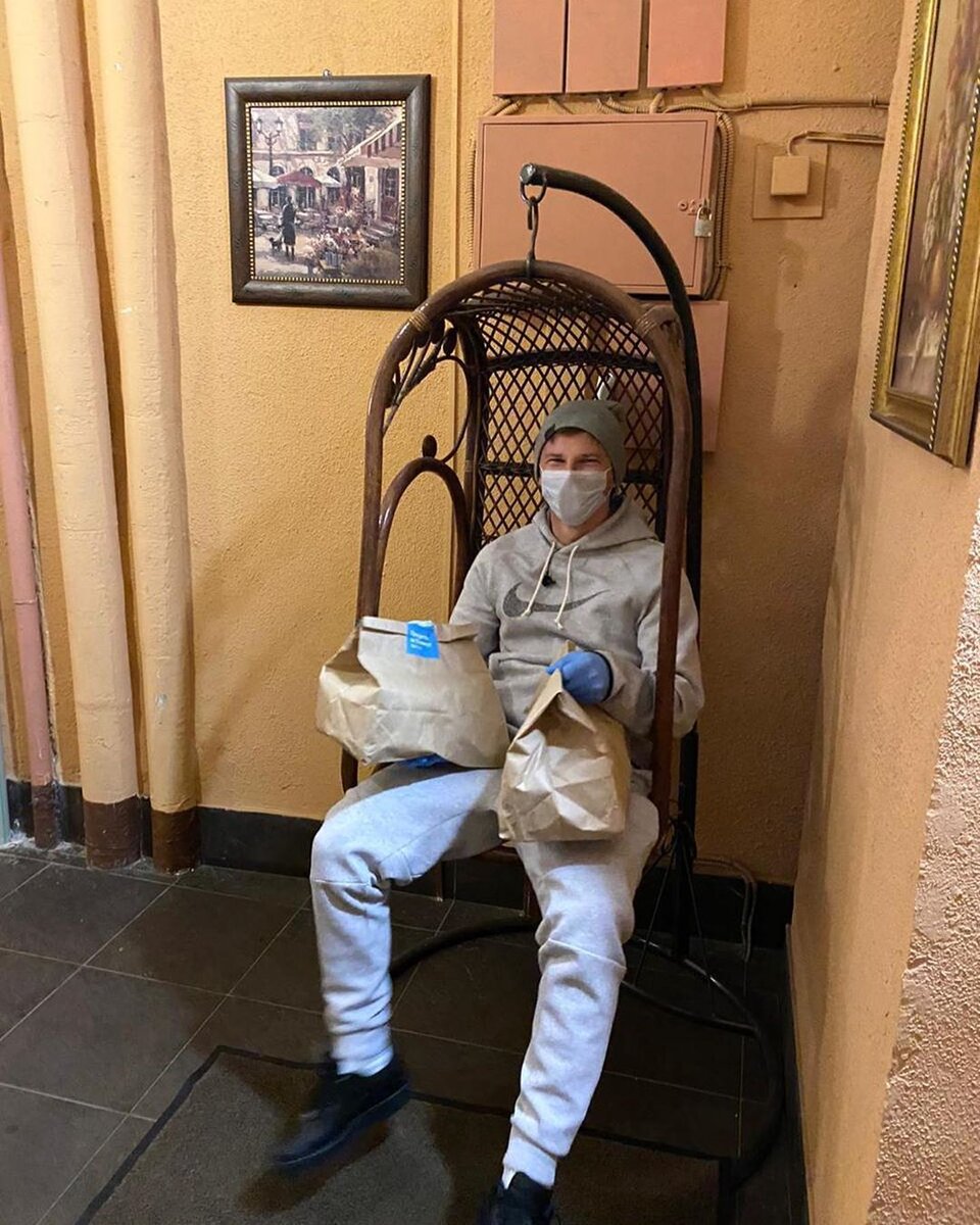 футболист сборной России Андрей Аршавин стал курьером для доставки продуктов болельщикам петербургского "Зенита" старше 65 лет и из маломобильных групп населения. "Зенит" в пятницу вместе с одним из партнеров запустил бесплатную доставку продуктов для болельщиков старше 65 лет и из маломобильных групп населения.
"Нашего курьера зовут Андрей, перед сменой ему измерили температуру, выдали маску, перчатки и средства дезинфекции", - говорится в сообщении "Зенита" в Twitter к фотографии с Аршавиным.
В своем аккаунте в Instagram экс-футболист сборной России и "Зенита" опубликовал фотографии, как он работает курьером.

В течение какого срока Аршавин будет работать доставщиком продуктов, не уточняется.
 
Всемирная организация здравоохранения (ВОЗ) 11 марта объявила вспышку коронавируса COVID-19 пандемией. Президент РФ Владимир Путин 2 апреля принял решение продлить режим нерабочих дней по 30 апреля включительно с сохранением зарплат. На данный момент в большинстве регионов введен режим самоизоляции или другие ограничения.
По данным оперативного штаба по борьбе с распространением коронавирусной инфекции, в России за сутки число подтвержденных случаев COVID-19 выросло на 1786 и достигло 11 917. Всего скончались 94 человека, выздоровели 795.
