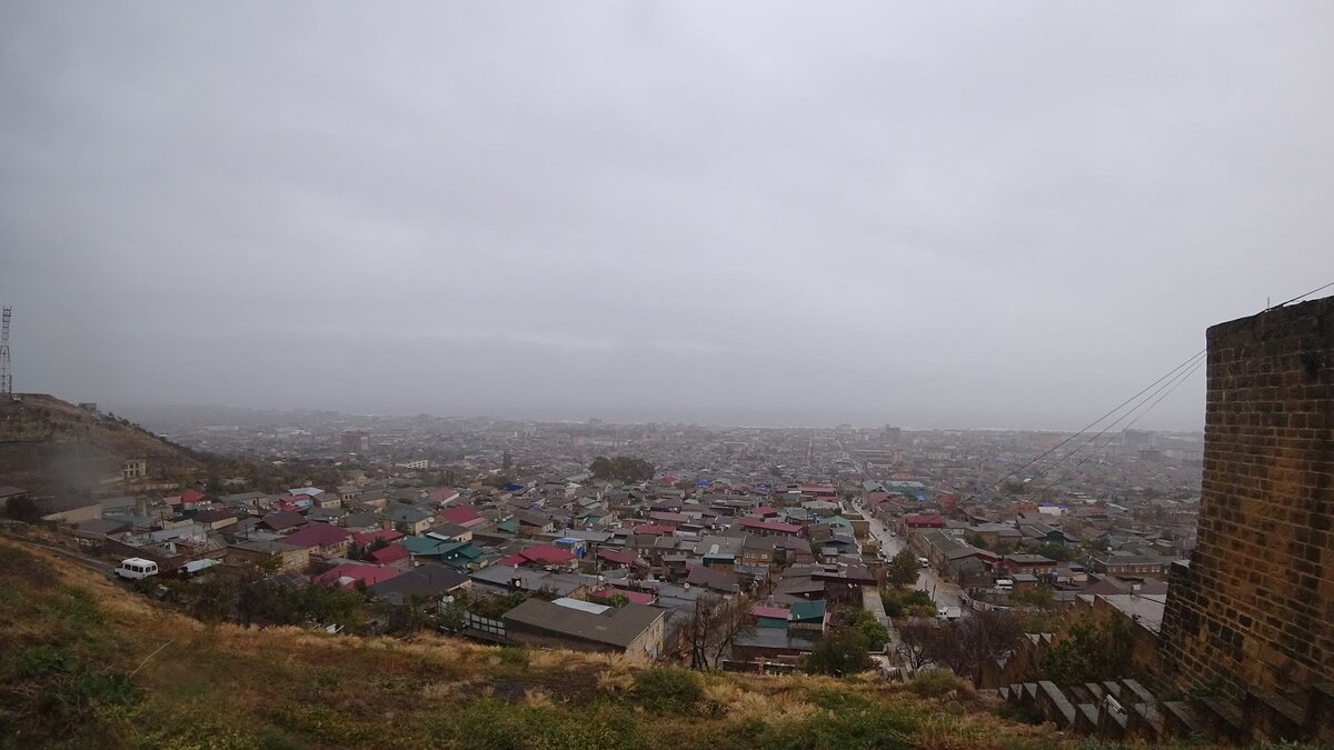 Вид на город и Каспийское море со стен цитадели.