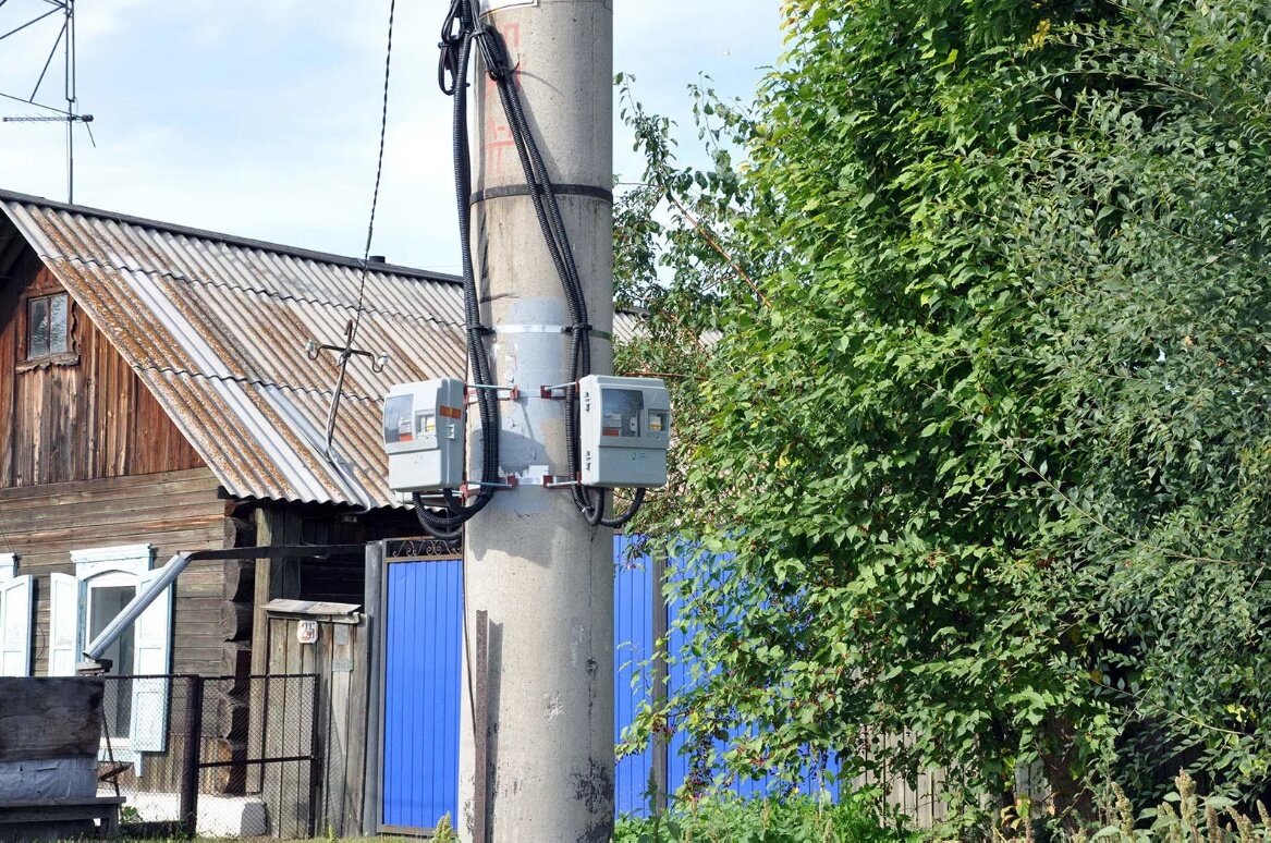 Электрик работает с проводами. Источник фото: vtruda.ru