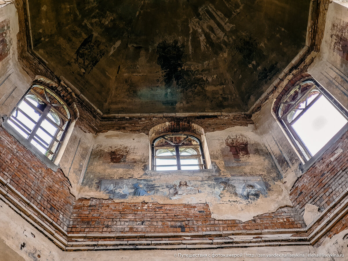 Заброшенный храм: через окно забралась внутрь и обнаружила множество старинных фресок