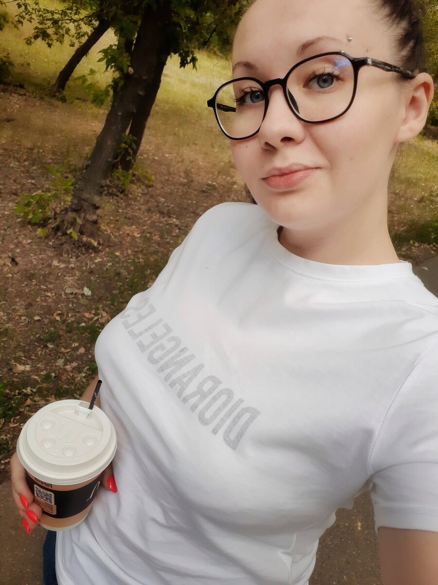 Сейчас я вообще ношу только пирсинг, а серьги сняла давно, как-то не легла у меня к ним душа. Уши наверное заросли уже.