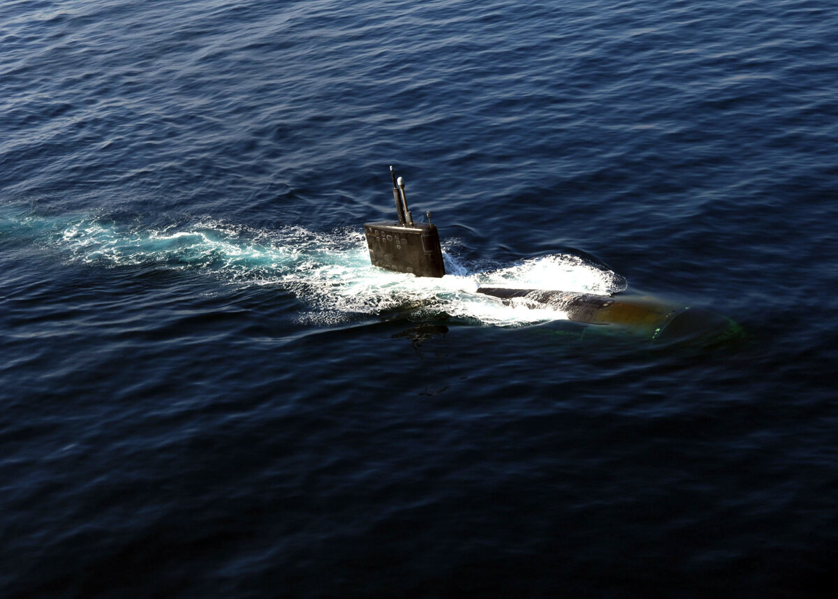 Атомная подводная лодка "Майами". Источник фото: https://commons.wikimedia.org/wiki/File:US_Navy_071111-N-7090S-016_The_Los_Angeles-class_nuclear-powered_fast-attack_submarine_USS_Miami_(SSN_755)_surfaces_in_the_North_Arabian_Sea_during_an_anti-submarine_warfare_(ASW)_exercise_with_the_Enterprise_Carrier_Strike_Gro.jpg