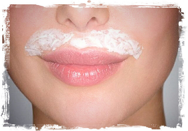 Нанесите смесь на кожу над губой