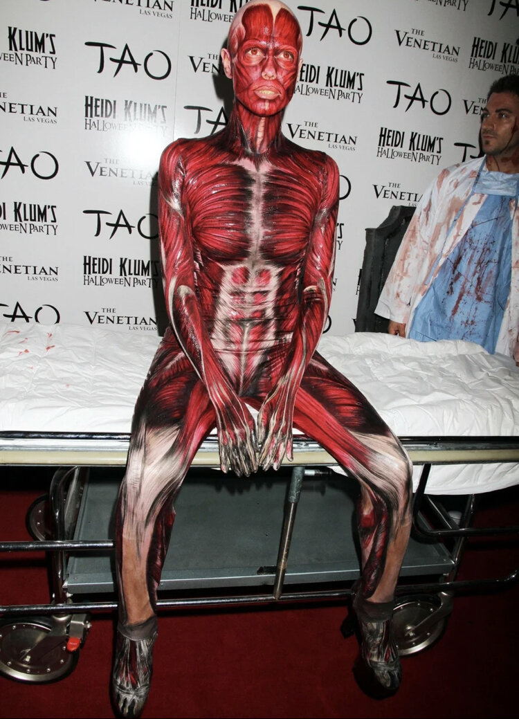 Хайди давно носит имя королева Хэллоуина. Вот один из образов: «Человек без кожи». 