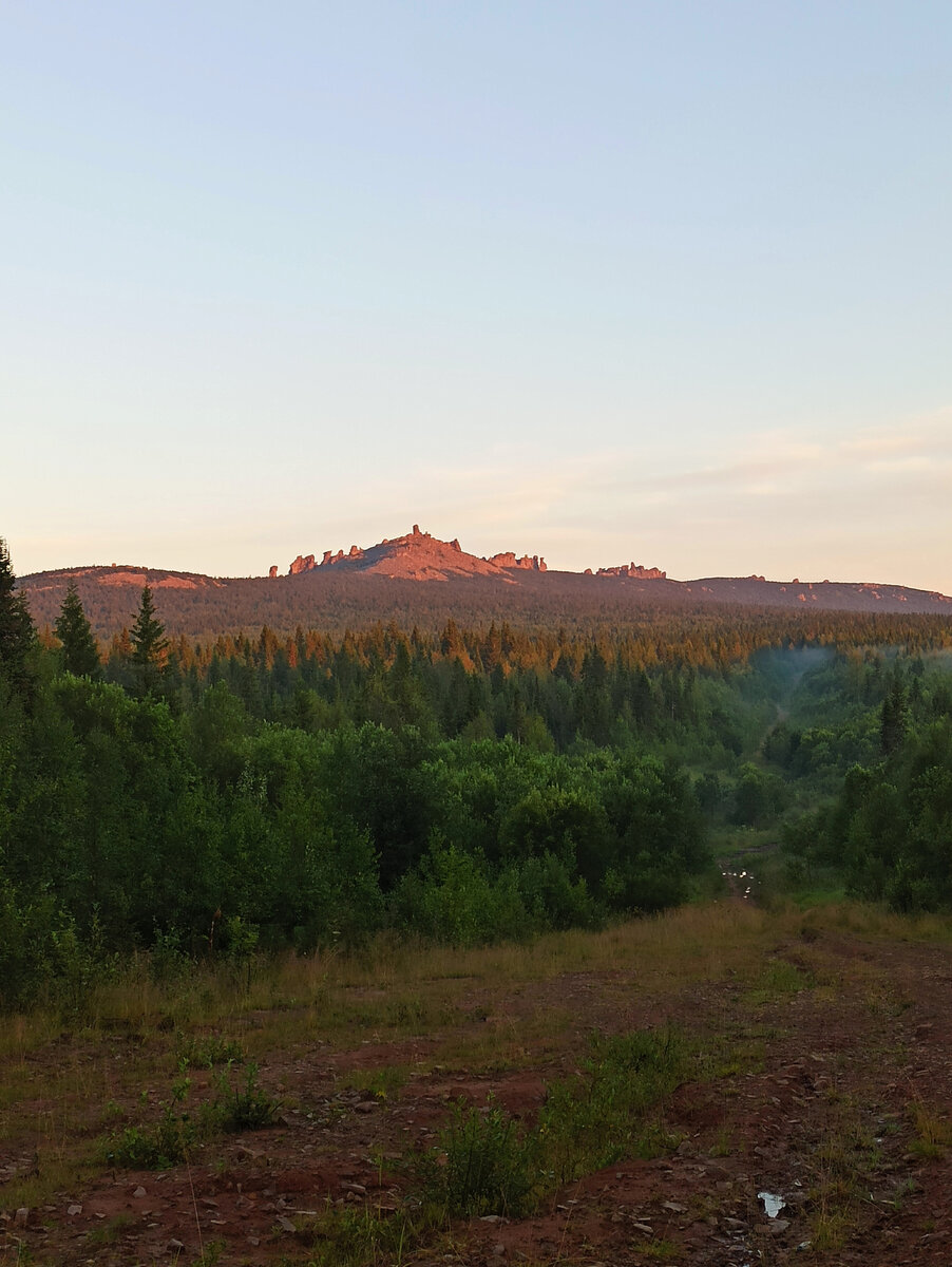 Помяненный камень в лучах заката. И расстояние до него..,