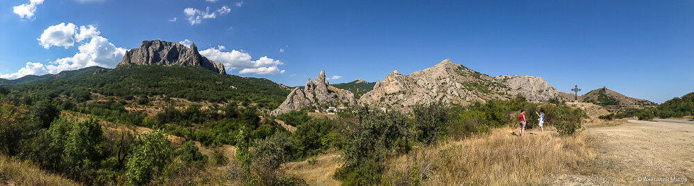 На фото: в центре снимка скала с тремя вершинами, а под ней находятся подвалы с бочками, в которых выдерживается вино.