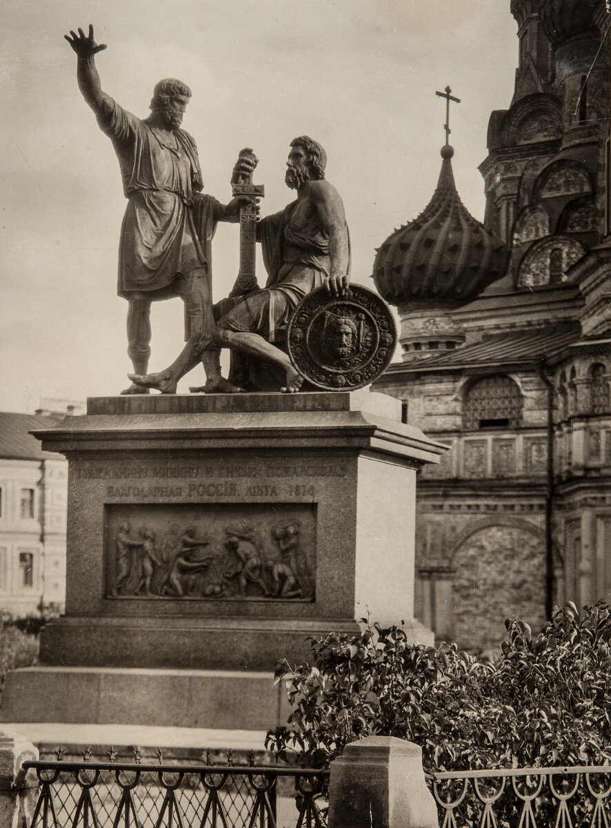 фото памятника минину и пожарскому в москве