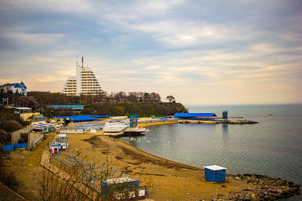 Вид на  пляж Высокий берег с верхней набережной