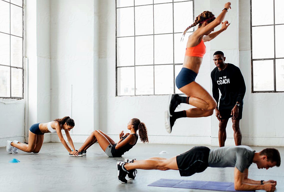 На тренировочных занятиях циклическими видами. HIIT (Виит). Круговая интервальная тренировка. Круговая функциональная тренировка. Что такое круговая тренировка в фитнесе.