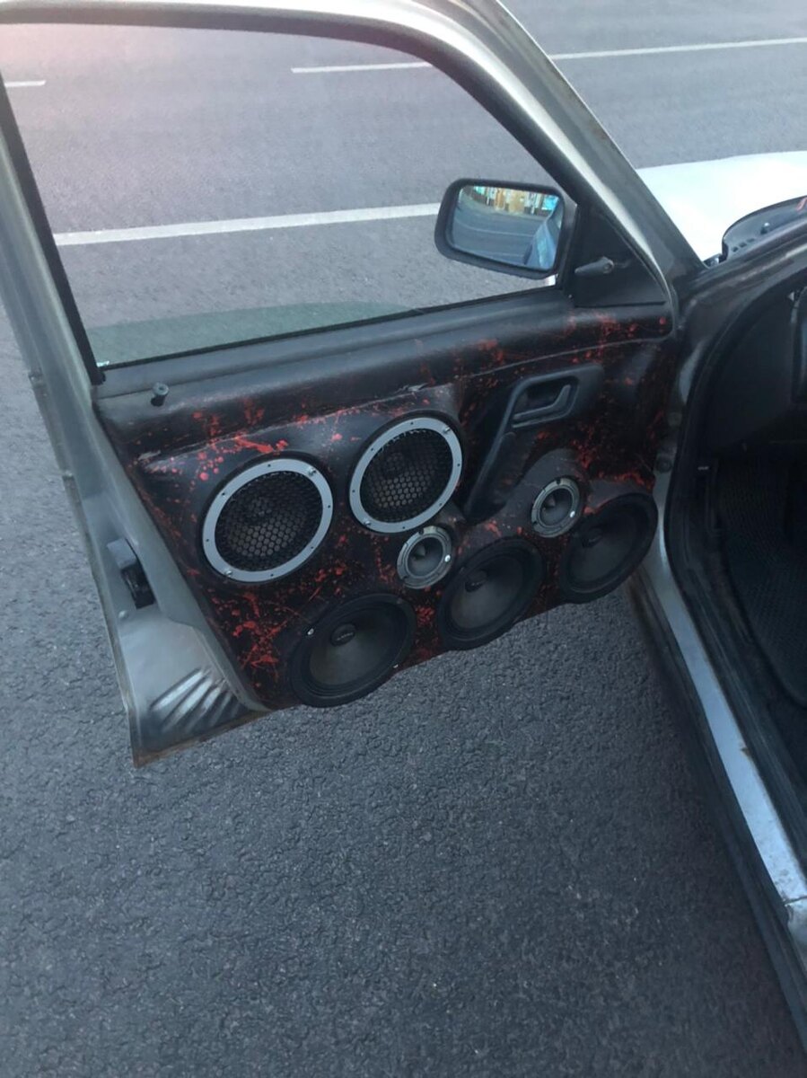 Обычная музыка, которая увеличивает массу авто и принижает внимательность на дороге?