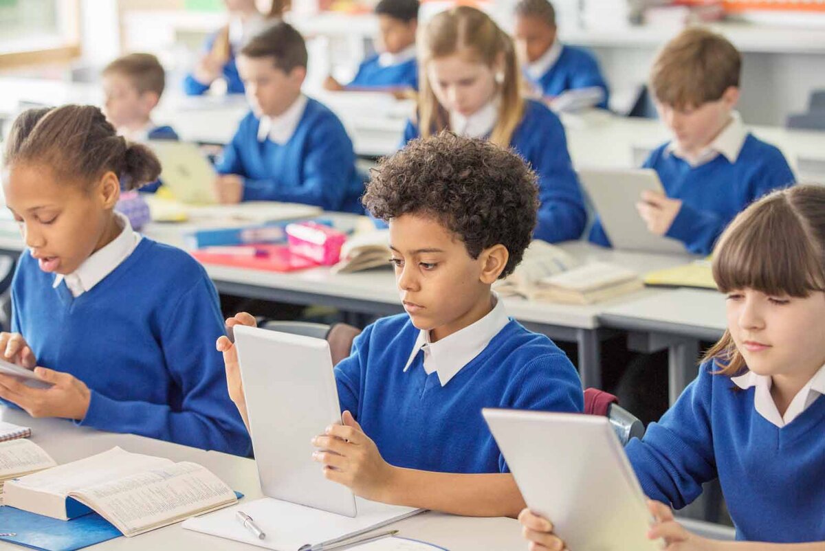 The children were studying. Начальная школа в Британии. Ученики Великобритании. Начальное образование в Англии. Американские школьники за партой.