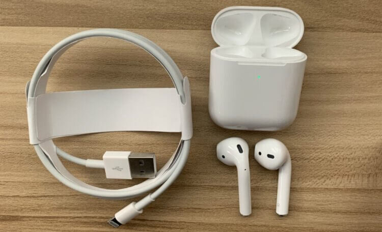 Брать AirPods 2 новыми я бы не рискнул — слишком дорого. А вот восстановленные с Али — самое то
