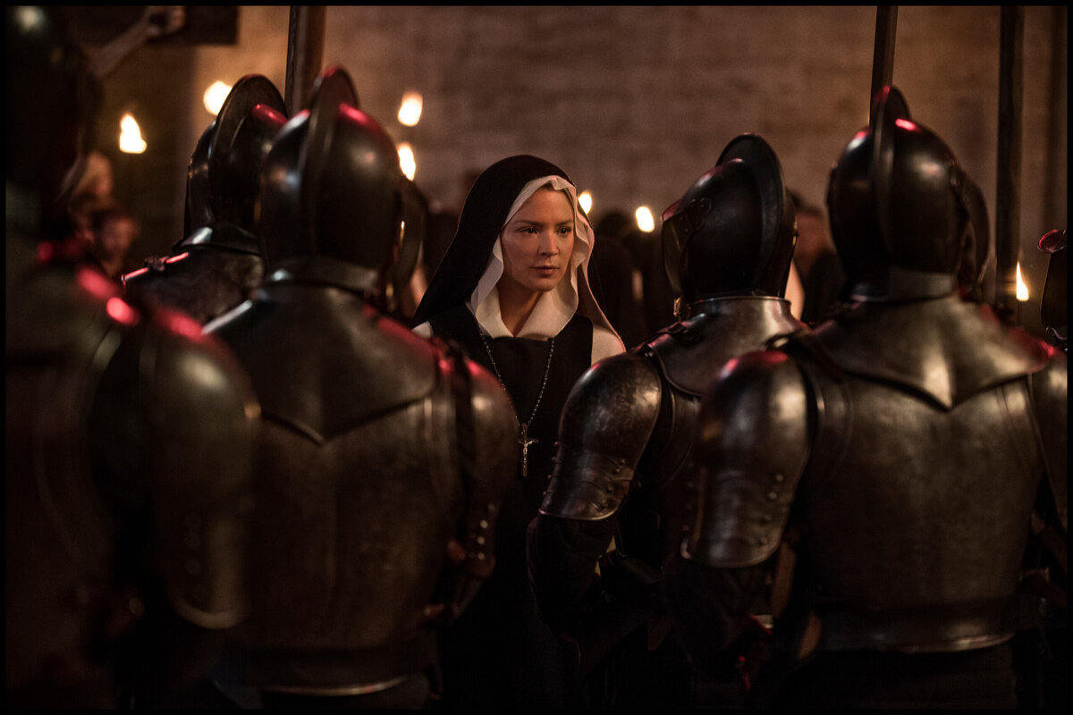 Кадры из фильма "Искушение" Пола Верховена (источник — kg-portal.ru)