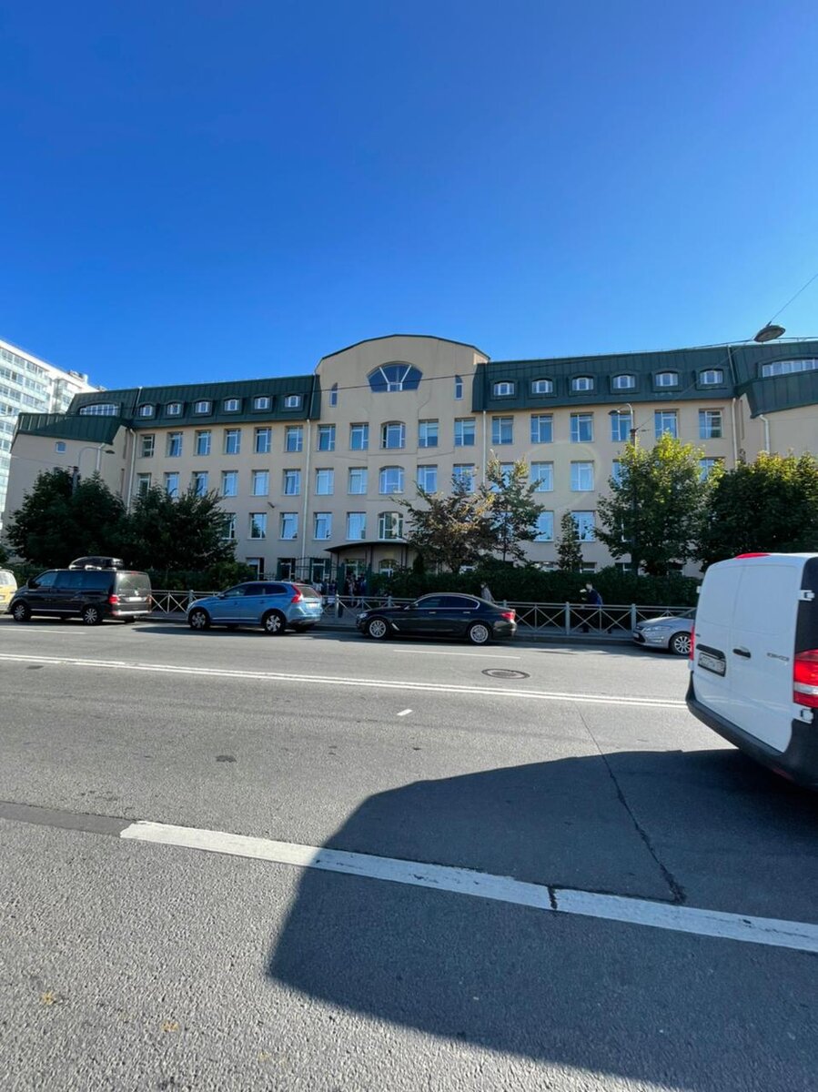 Фасад школы в С-Пб