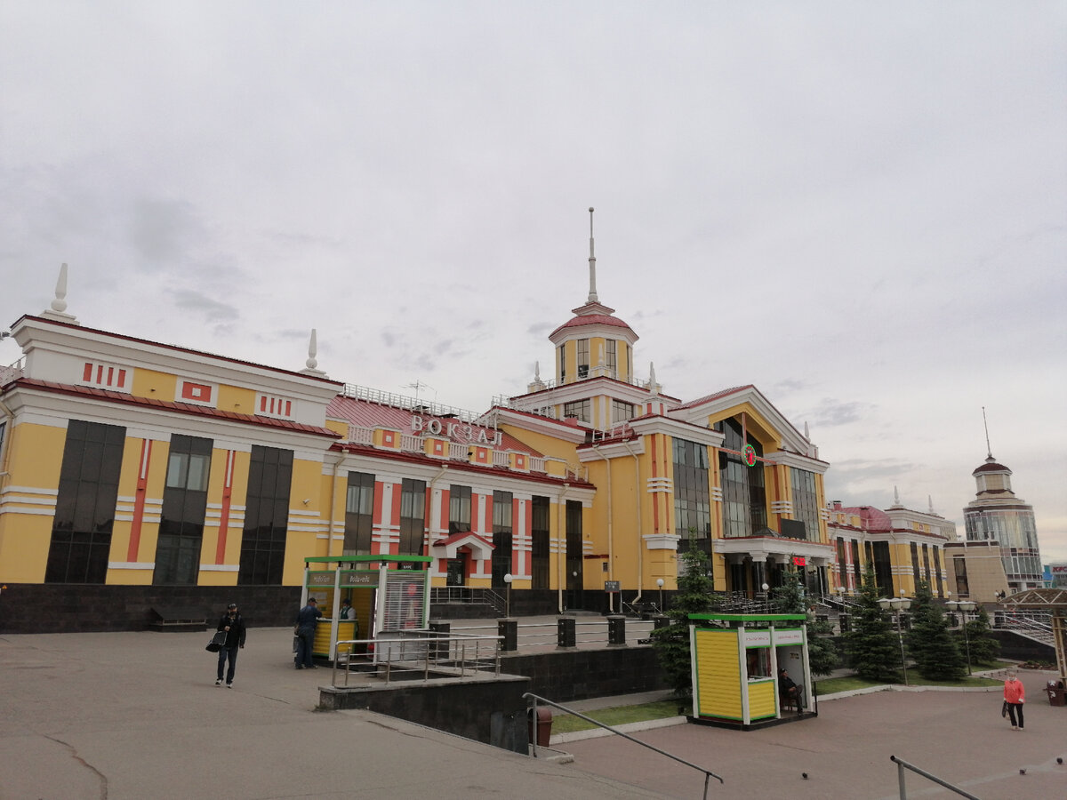 Оборотная сторона вокзала со стороны города