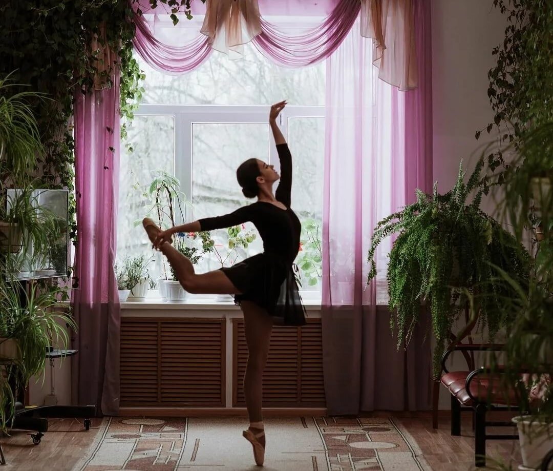 Цветной тюль придаёт комнате элегантную утонченность и изысканность