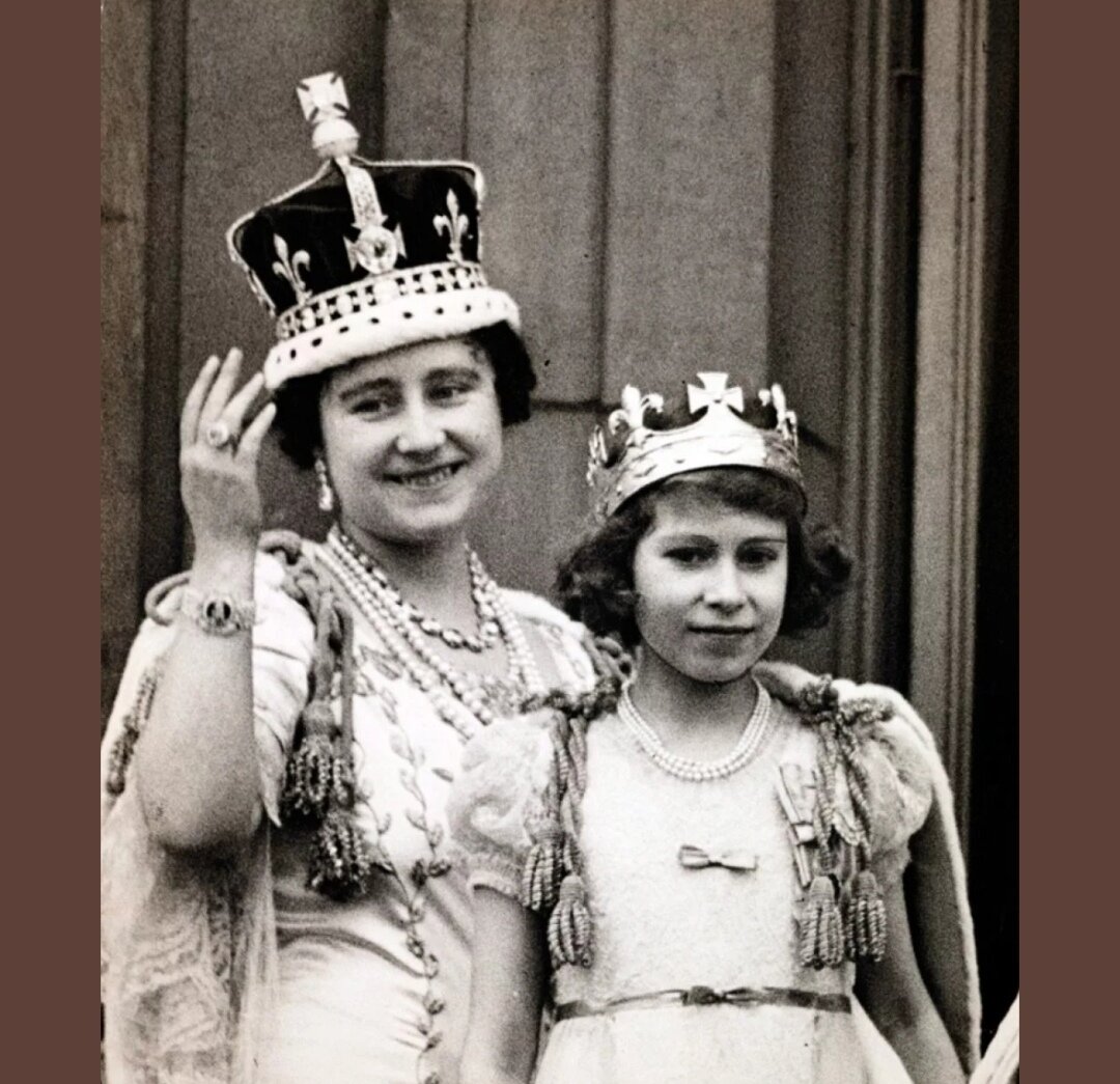 Елизавета Боуз-Лайон с юной принцессой Елизаветой.